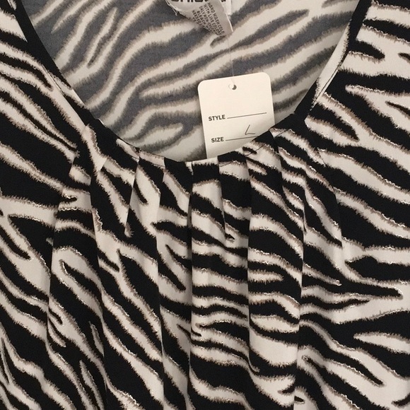 Chico’s 3/4-Sleeve Pullover Zebra Print with Pleated Neckline - Picture 3 of 6